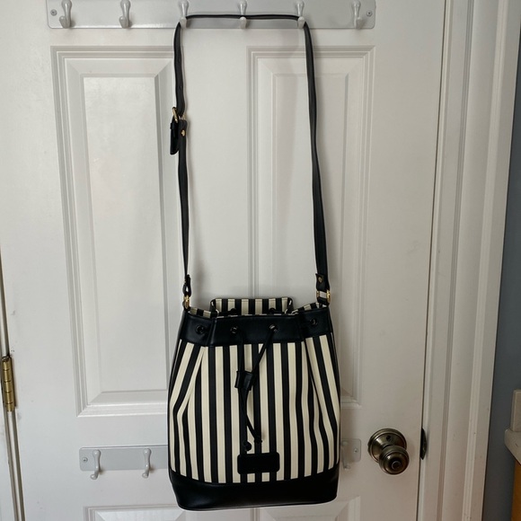 Adrienne Vittadini crossbody bucket bag - Picture 1 of 12